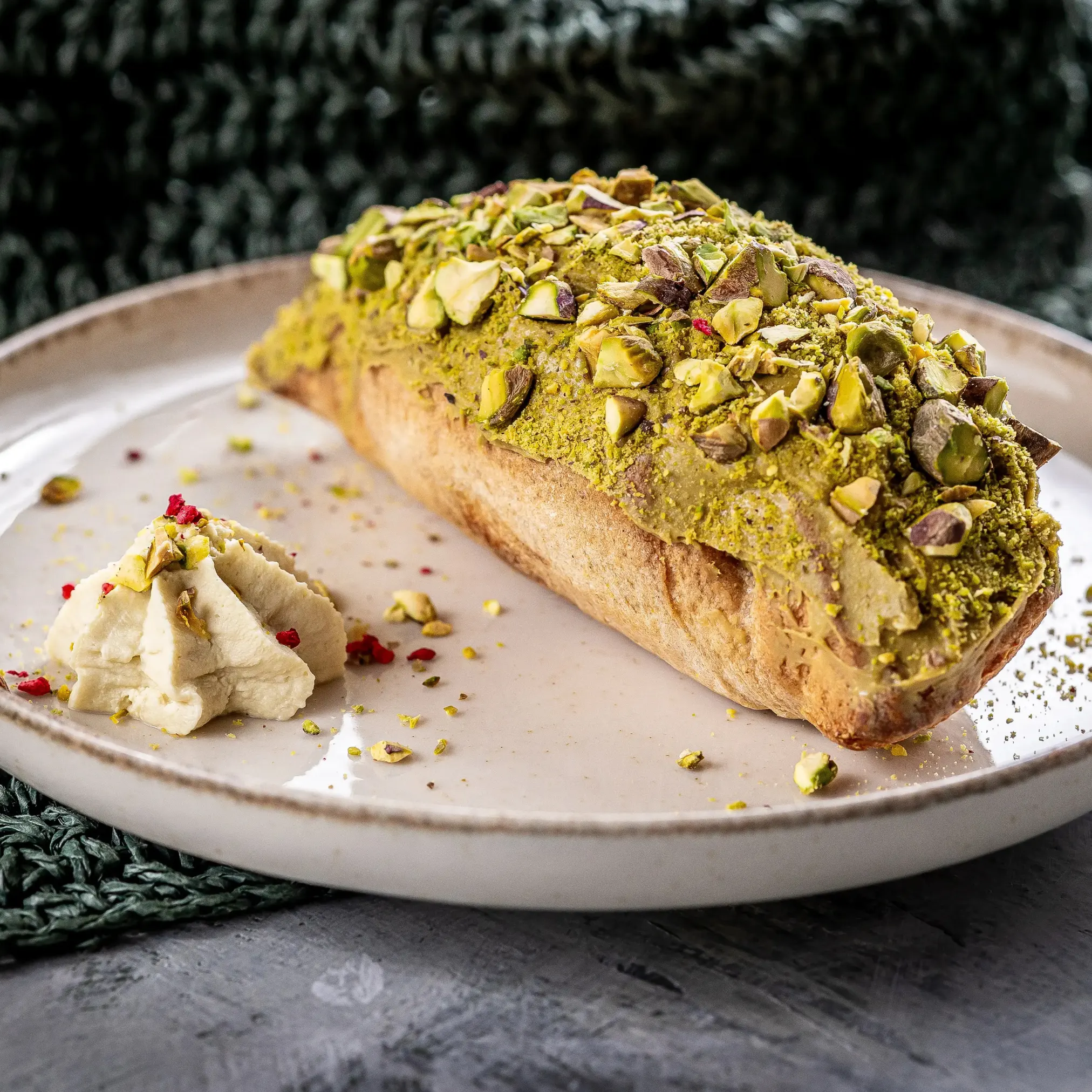 Csokis croissant pisztácia krémmel és pisztácia szórással (6, 7, 8)